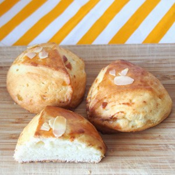 【生クリーム仕込みのしっとりスコーン】桃とクリームチーズのスコーン ３個セット 1枚目の画像
