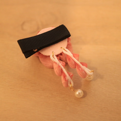 つまみ細工のベビークリップ-可愛く揺れる髪飾り下がりつき　ピンク(珊瑚色)-　七五三　お節句　雛祭り　赤ちゃん　浴衣 3枚目の画像