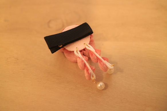 つまみ細工のベビークリップ-可愛く揺れる髪飾り下がりつき　ピンク(珊瑚色)-　七五三　お節句　雛祭り　赤ちゃん　浴衣 3枚目の画像