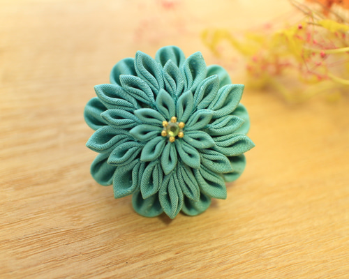 シー陶器とつまみ細工のヘアクリップ シー陶器とつまみ細工のヘアクリップ