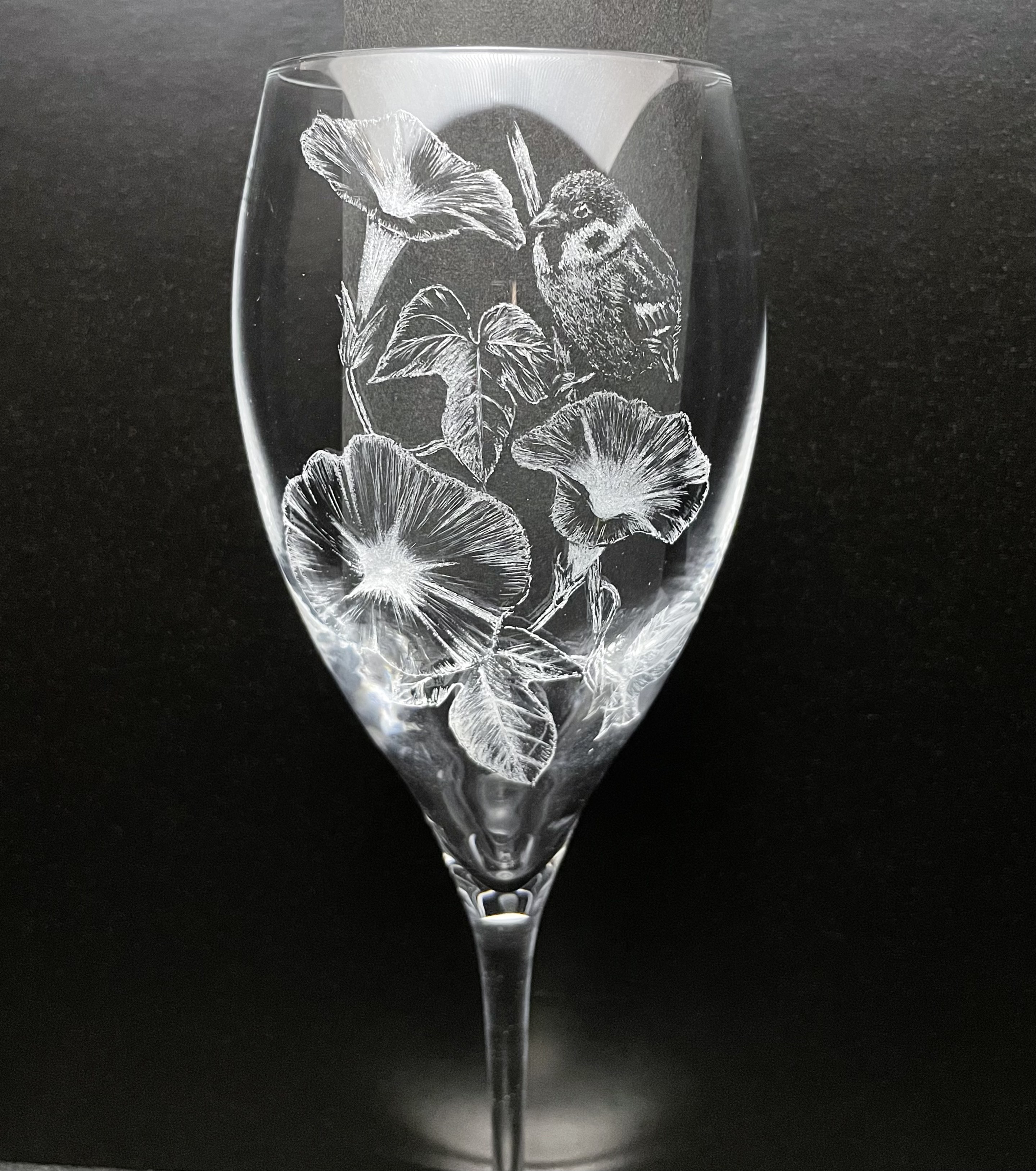 夏の朝　朝顔と雀ワイングラス