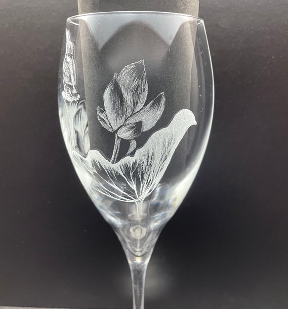 夏の午後　蓮の花と翡翠ワイングラス 3枚目の画像