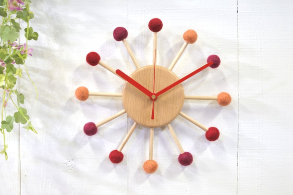 フェルトボールの時計　レッド 1枚目の画像