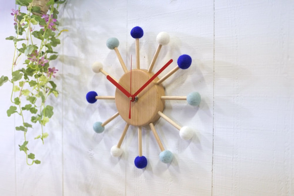フェルトボールの時計　ブルー 4枚目の画像