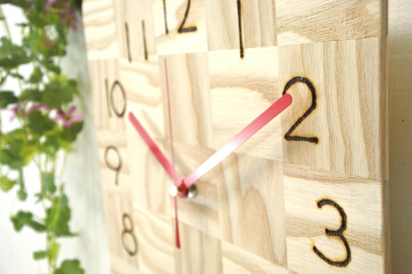 【そら豆子様専用ページ】ホワイトアッシュ材・チェック柄の壁掛け時計200 /くもの時計L 2枚目の画像