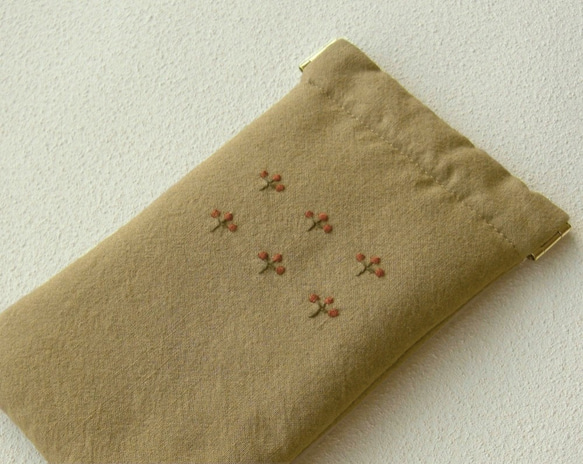 植物刺しゅうのバネポーチ（マルチケース・小麦色） 2枚目の画像