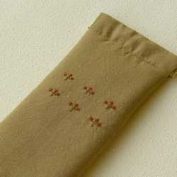 植物刺しゅうのバネポーチ（メガネ・ペンケース、小麦色） 2枚目の画像