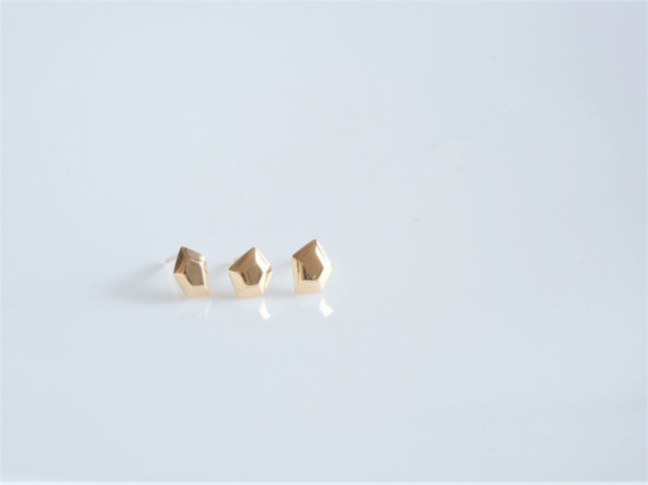 K10YG　lítið fimmtungur pierced earrings：変形五角形ピアス 2枚目の画像