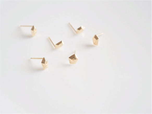 K10YG　lítið fimmtungur pierced earrings：変形五角形ピアス 3枚目の画像