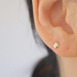 K10YG　lítið fimmtungur pierced earrings：変形五角形ピアス 7枚目の画像