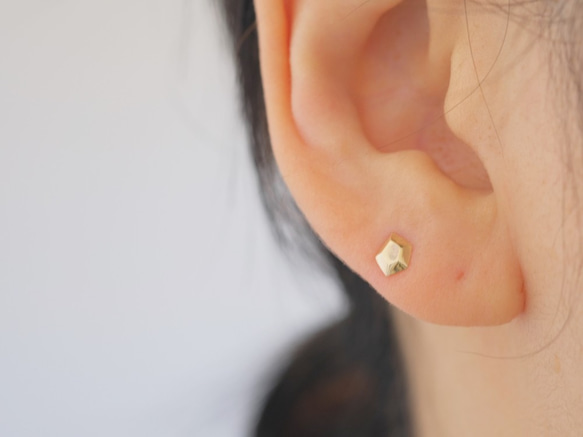 K10YG　lítið fimmtungur pierced earrings：変形五角形ピアス 7枚目の画像