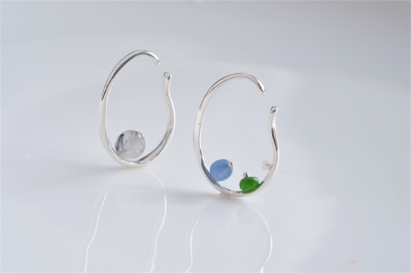 天然石シルバーイヤーカフ  litrík ear cuff：カイヤナイト、クロムダイオプサイド、パール 2枚目の画像