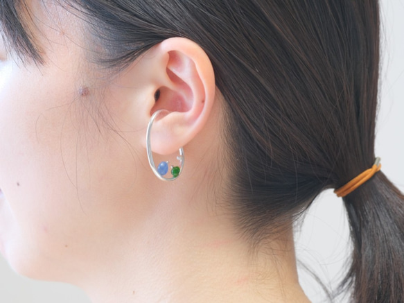 天然石シルバーイヤーカフ  litrík ear cuff：カイヤナイト、クロムダイオプサイド、パール 4枚目の画像