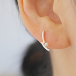K10YG×silver925　lítið perla pierced earrings：ベビーパールカーブ　ピアス 10枚目の画像
