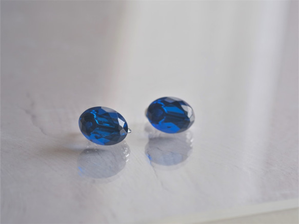 blue amber　青い琥珀のイヤリング　ネイビーブルー 1枚目の画像