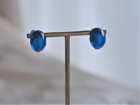 blue amber　青い琥珀のイヤリング　ネイビーブルー 4枚目の画像