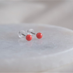 red coral pierce：胡渡珊瑚　一粒ピアス　チタンポスト 3枚目の画像