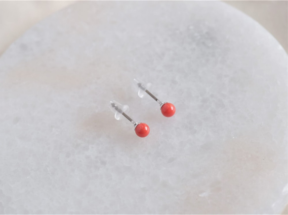 red coral pierce：胡渡珊瑚　一粒ピアス　チタンポスト 4枚目の画像