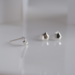 lítið fimmtungur pierced earrings：変形五角形ピアス　silver　シルバー925 1枚目の画像