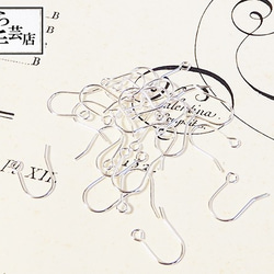 ●24個フックピアス（ホワイトシルバー） 1枚目の画像