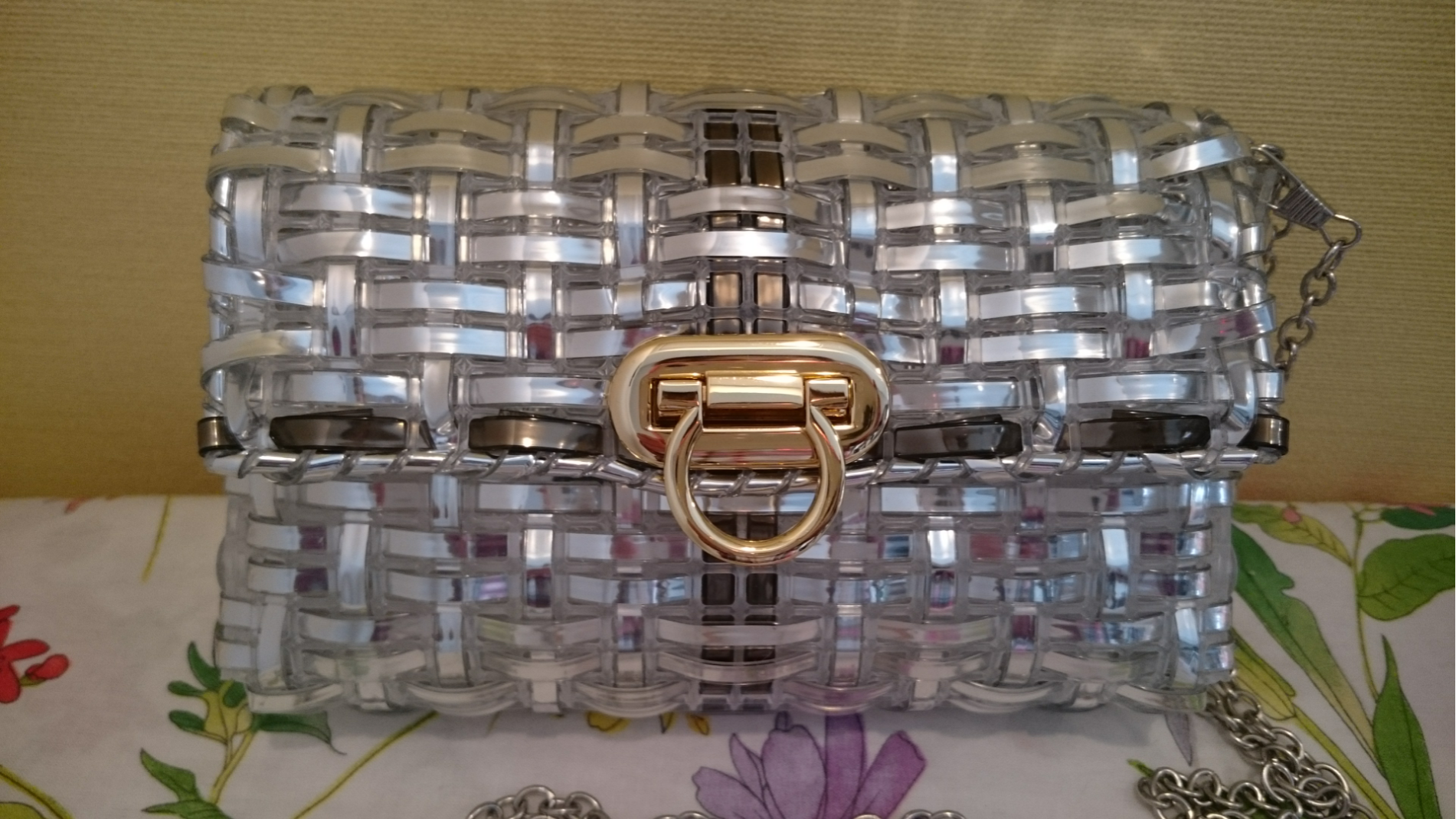 シルバーのクラッチバッグ