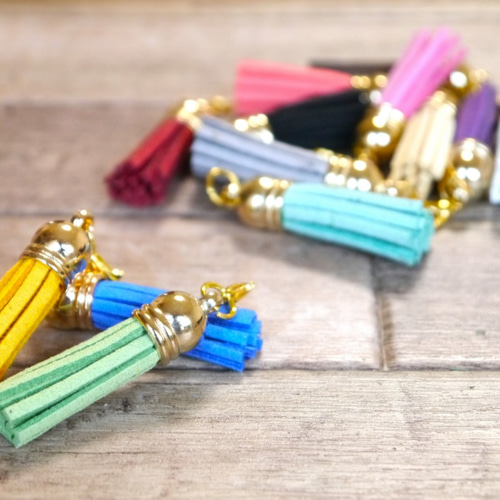 77 タッセルキーホルダー＊フェザータグ付き✨ハンドメイド✨77