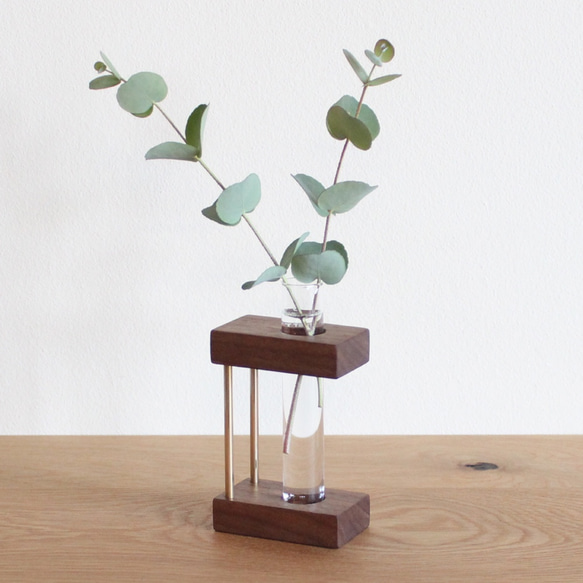 無垢の一輪挿し【ウォールナット×真鍮】一輪挿し おしゃれ かわいい 人気 花瓶 花器 フラワーベース 試験管 6枚目の画像