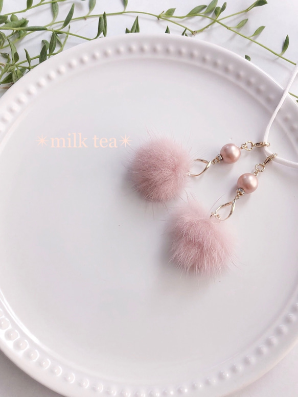 ✴︎milk tea✴︎ ピアスみたいなマスクチャーム　ミルクティー　クリスタルパール　ピンクベージュ　ファー　秋冬 1枚目の画像