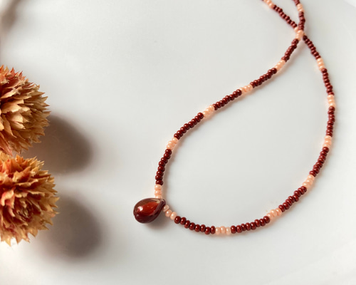 赤いビーズ ネックレス 花の留め具どんな色とも相性抜群 赤いビーズ ネックレス 花の留め具どんな色とも相性抜群 楽天