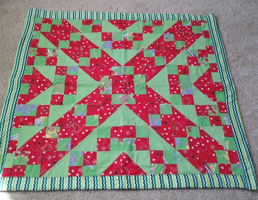 鮮やかグリーン＆レッド、夏のベイビーキルト