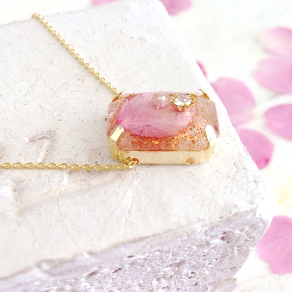 桜の花びら宝石ネックレス 2枚目の画像