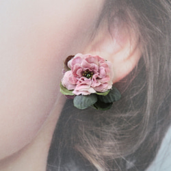 【アンティークカラー】ピンクのお花のイヤリング 1枚目の画像