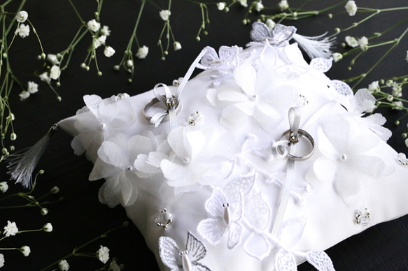 刺繍のリングピロー ウエディング ブライダル 結婚式 花 横振り刺繍 1枚目の画像