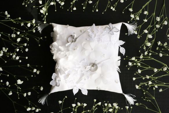 刺繍のリングピロー ウエディング ブライダル 結婚式 花 横振り刺繍 2枚目の画像