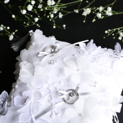 刺繍のリングピロー ウエディング ブライダル 結婚式 花 横振り刺繍 3枚目の画像