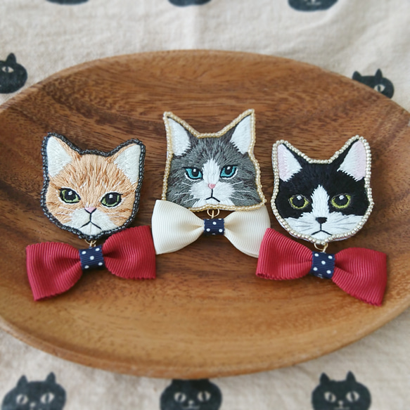 手刺繍猫ブローチ(蝶ネクタイ) 3枚目の画像