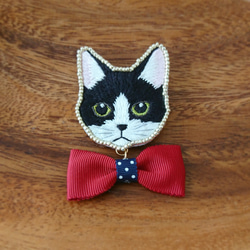 手刺繍猫ブローチ(蝶ネクタイ) 1枚目の画像