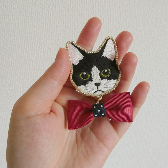 手刺繍猫ブローチ(蝶ネクタイ) 2枚目の画像