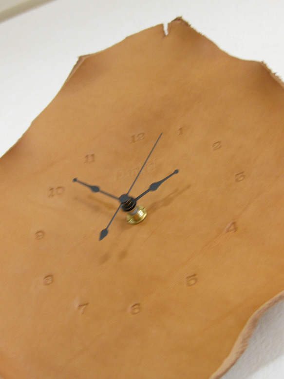 革の自然な場所を使った掛け時計（ナチュラル） 3枚目の画像