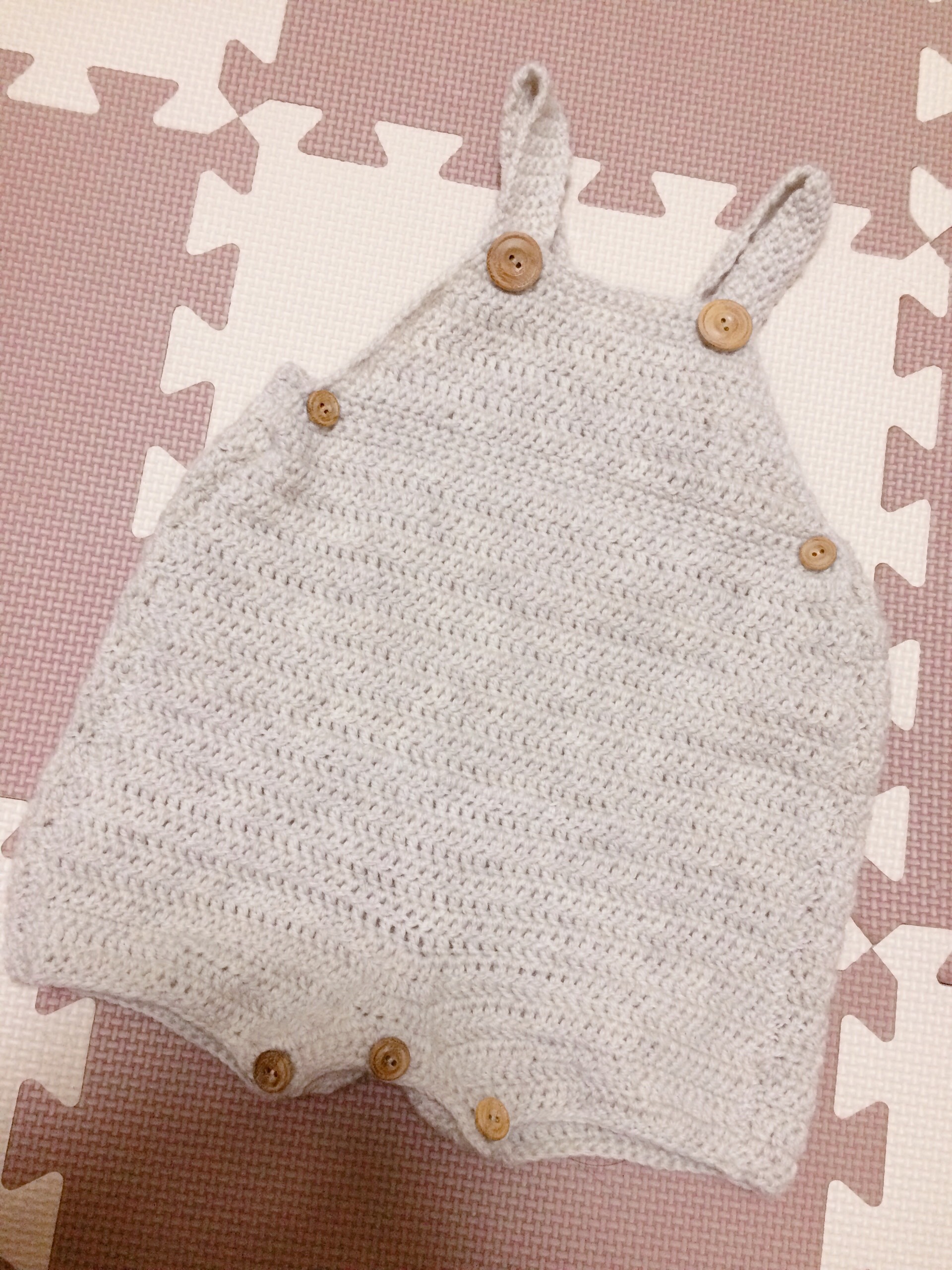 手編みのロンパース