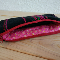 手織布のペンケース(裂き織り、綿とシルク、黒色に赤) 1枚目の画像