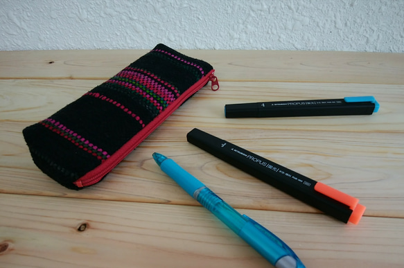 手織布のペンケース(裂き織り、綿とシルク、黒色に赤) 2枚目の画像