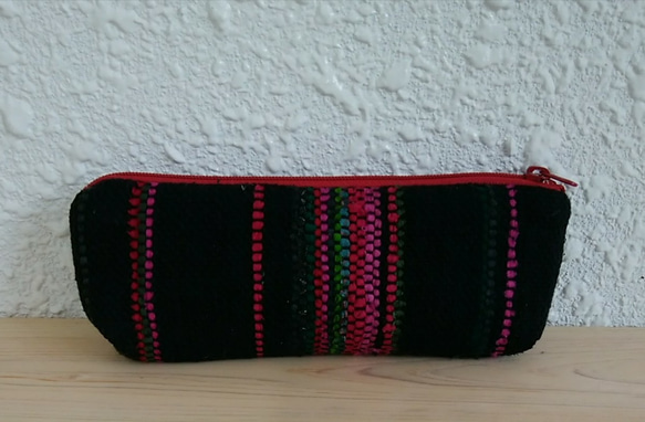 手織布のペンケース(裂き織り、綿とシルク、黒色に赤) 4枚目の画像