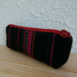 手織布のペンケース(裂き織り、綿とシルク、黒色に赤) 5枚目の画像
