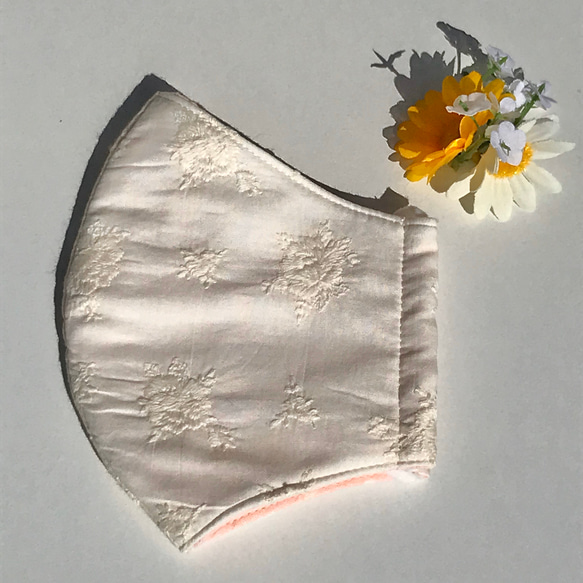 薔薇刺繍の立体三層マスク 2枚目の画像