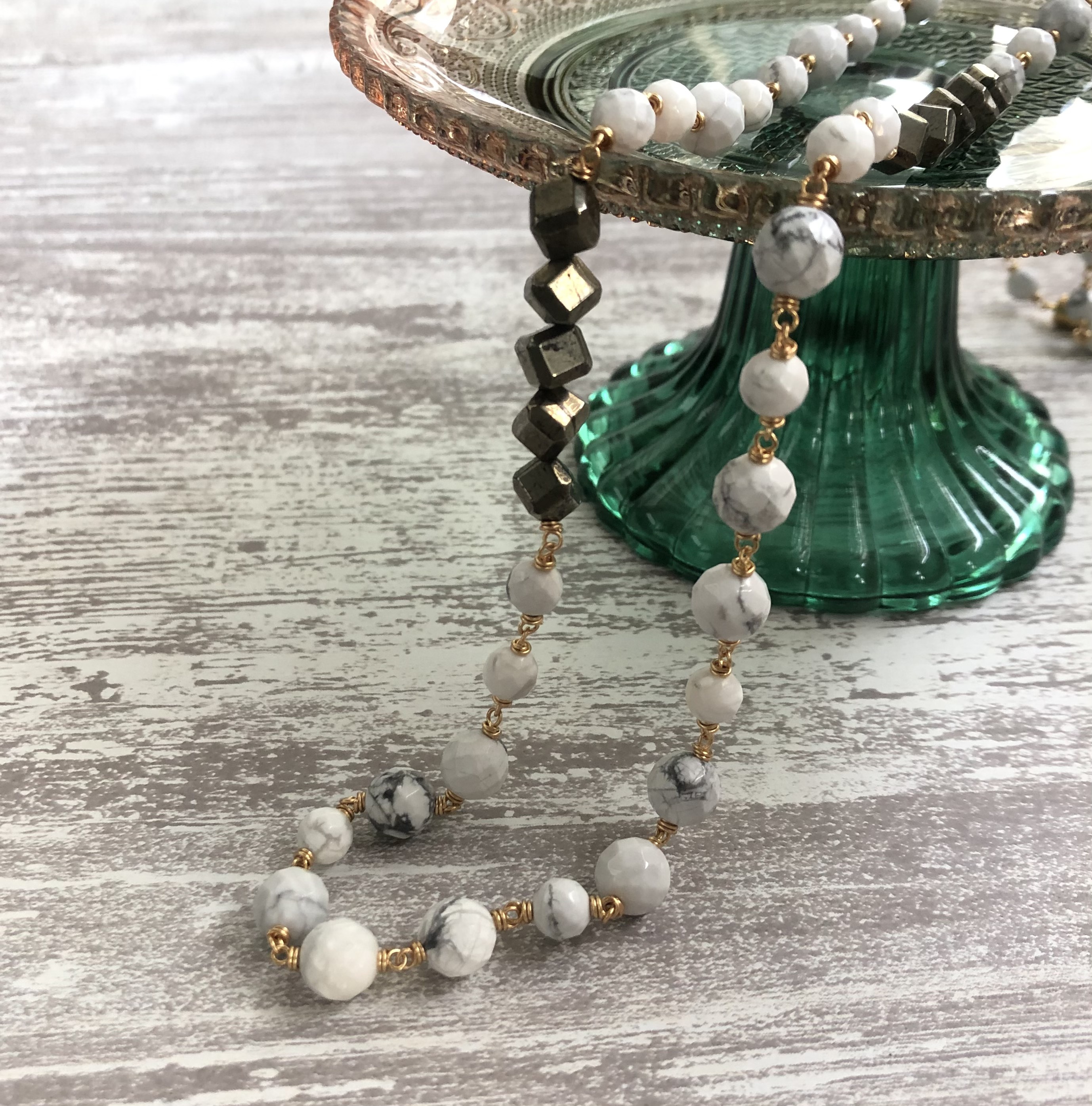 ハウライトとパイライトのロングネックレス☆一点もの