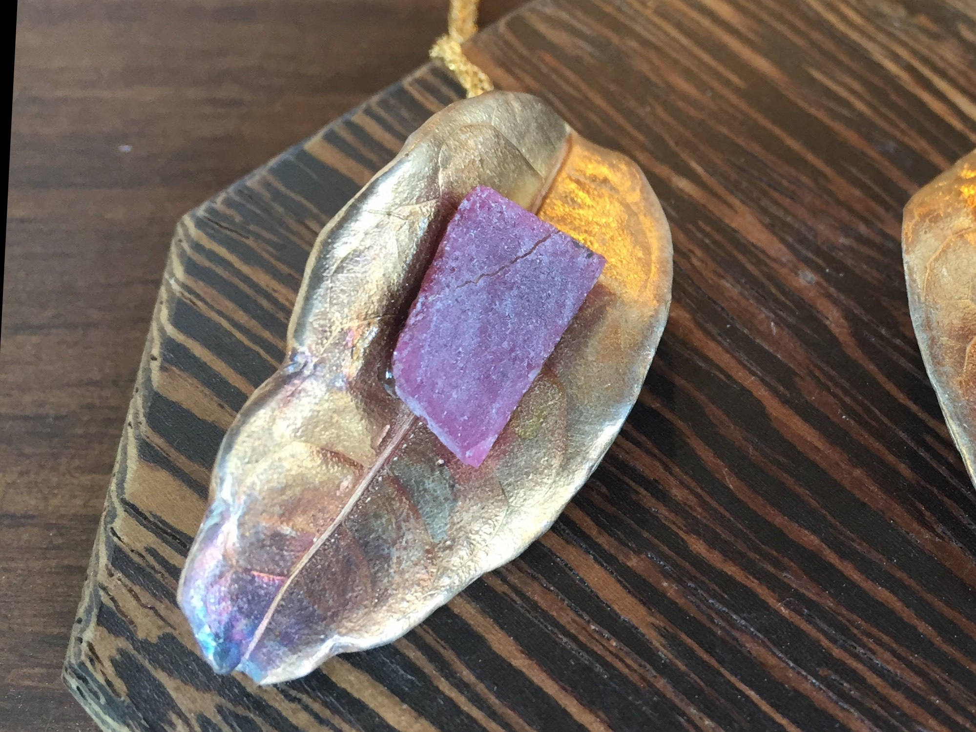 【木犀葉　原石ルビー】純銀製・金木犀の葉から作ったペンダント