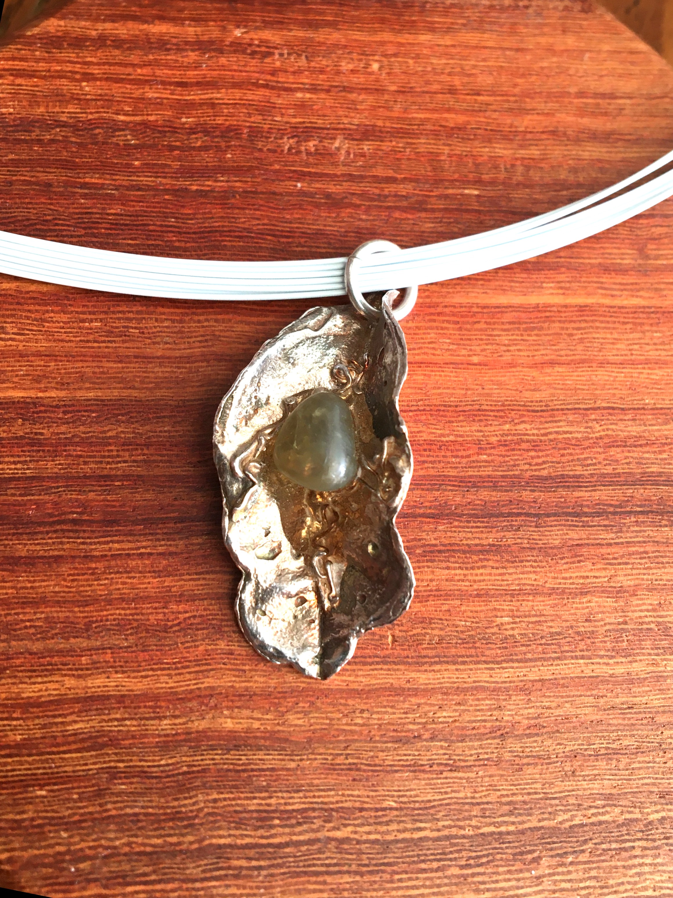 【木犀葉　原石クリソベリルキャッツアイ】純銀製・金木犀の葉から作ったペンダント