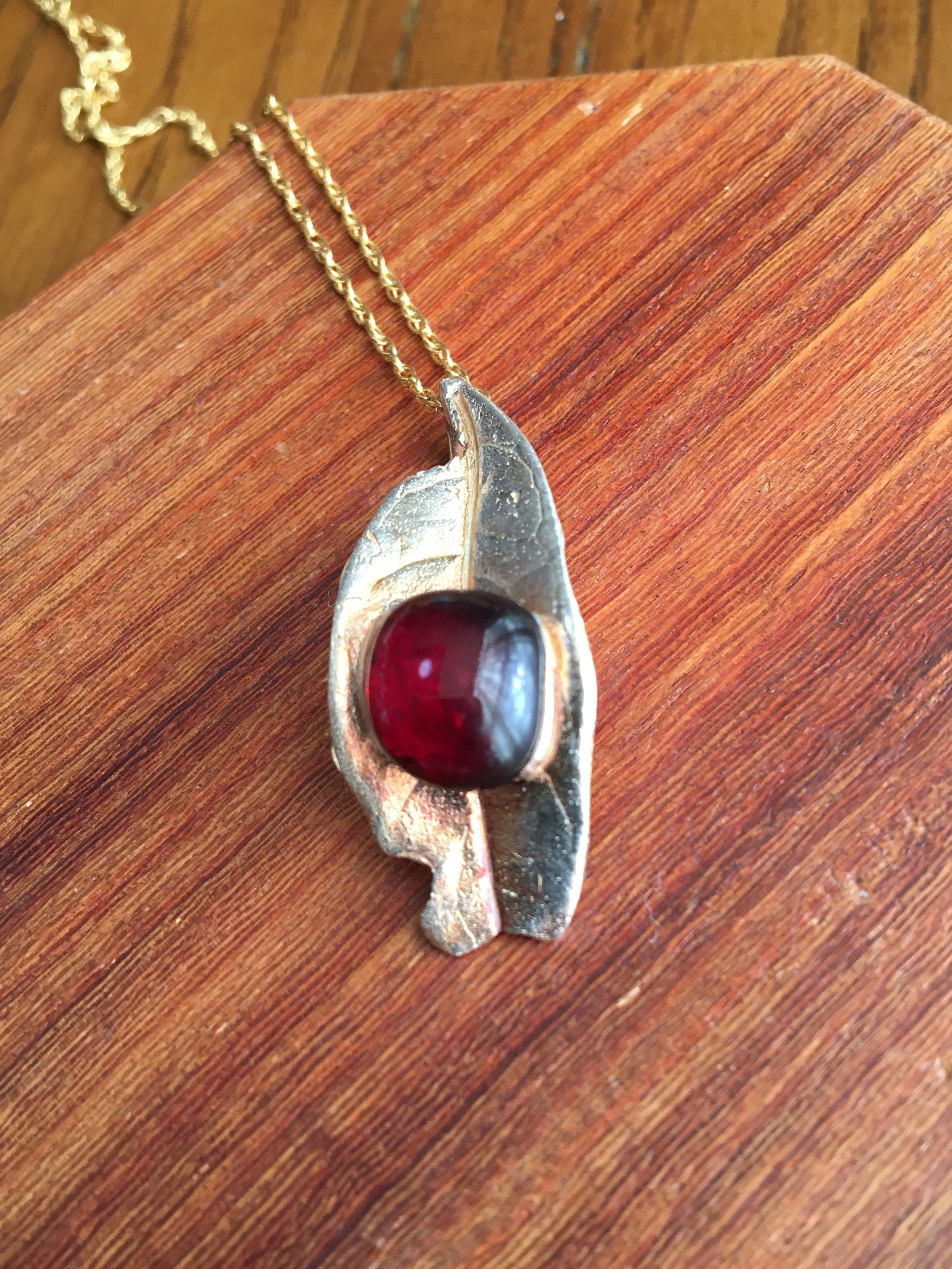 【木犀葉　深紅プチKGF】純銀製・金木犀の葉から作ったペンダント