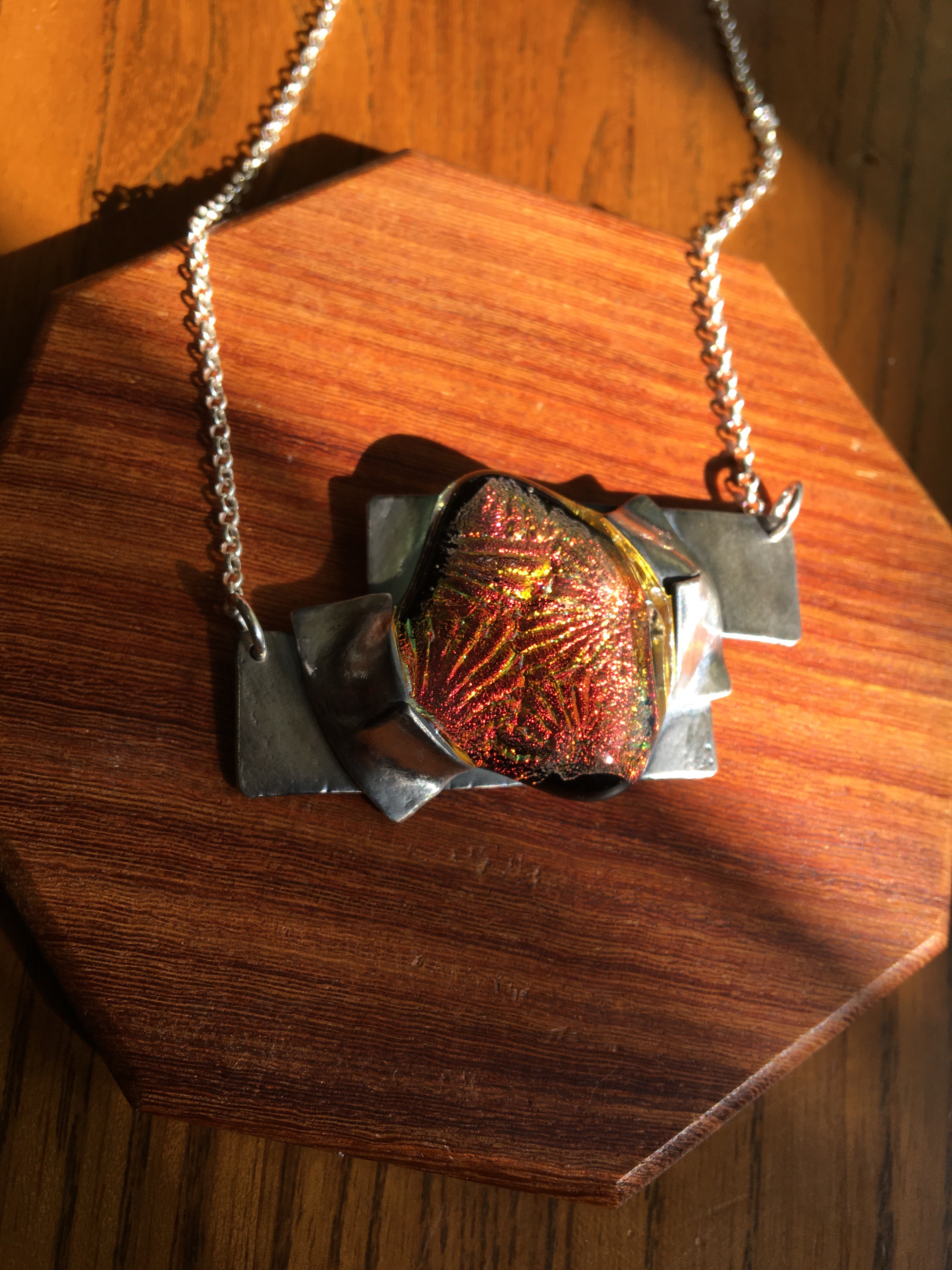 【組　赤】ダイクロガラスと純銀のペンダント